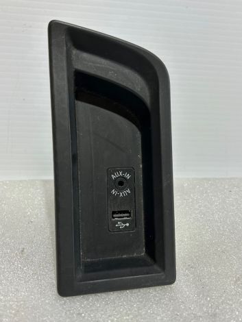 BMW CENTRE CONSOLE USB AUX PORT AND SURROUND F30 3 SERIES 9207358 51169207358 B21 *631