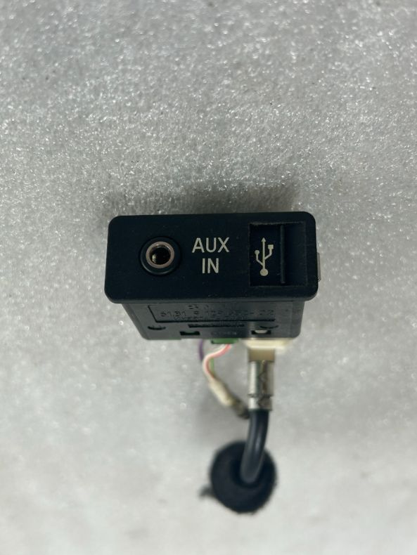 BMW USB & AUX IN SOCKET INPORT PLUG E70 X5 1 3 5 Series E60 E61 E81 E87 E90  E91 929652 B476 *481